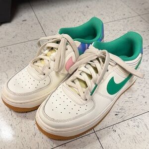 Nike Air Force 1 Low LV8 3 Heel Stitch Sail Stadium Green 4.5 youth